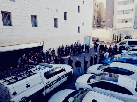 اعتقالات جنائية في القدس وام الفحم والجديدة المكر وحورة